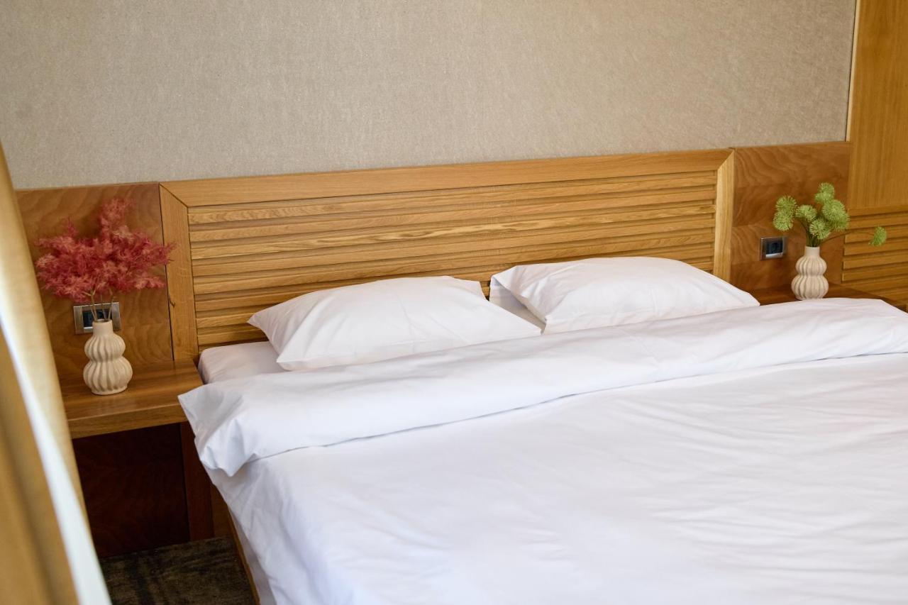 Hotel Eden Rimnicu Sarat Eksteriør billede
