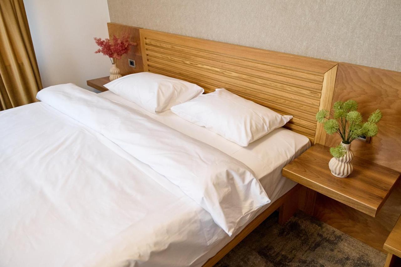 Hotel Eden Rimnicu Sarat Eksteriør billede