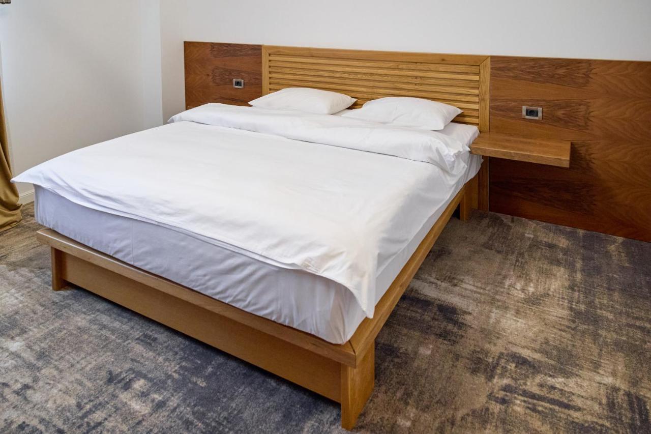 Hotel Eden Rimnicu Sarat Eksteriør billede